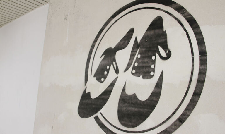 Logo mit Schablone auf Wand