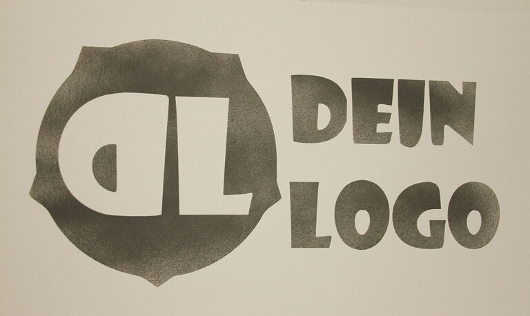 Logo mit Schablonenfolie gesprüht