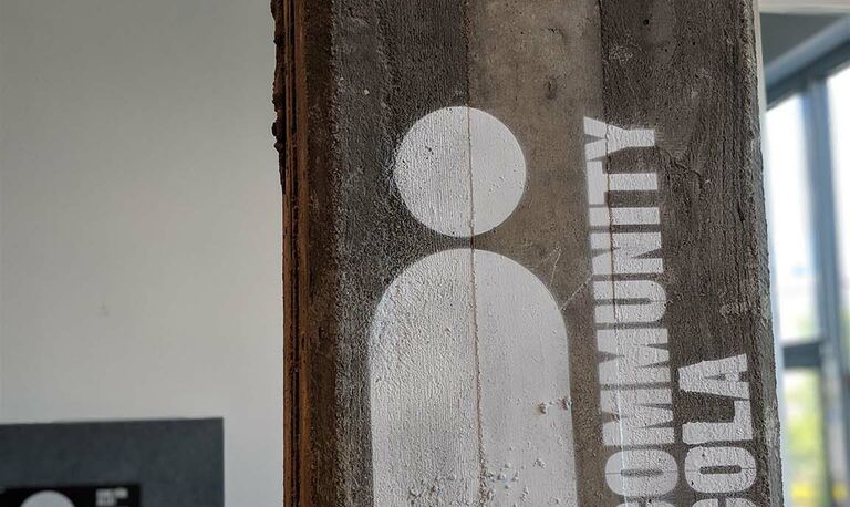 Logo auf Holz gesprüht